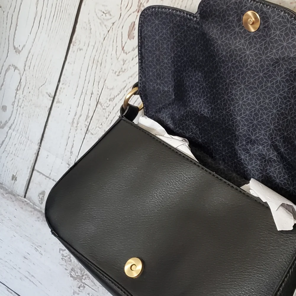 Time and Tru recycled materials vinyl snake textured shoulder bag black